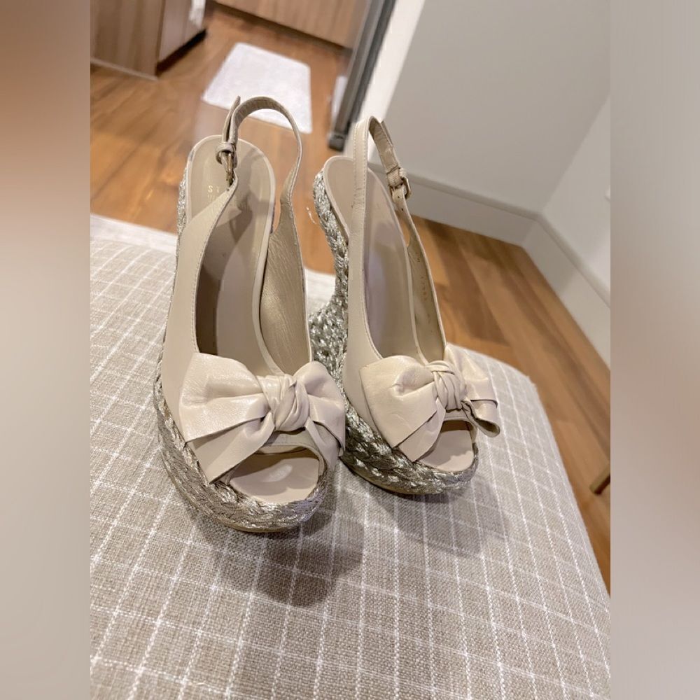 Stuart Weitzman Softbow metallic wedge size 6.5 - Picture 1 of 10